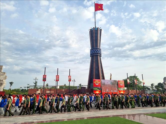 Gần 5.000 người dân Thái Nguyên tham gia chương trình đi bộ “Cùng Việt Nam tiến bước 2026”. Ảnh: Thu Hằng - TTXVN