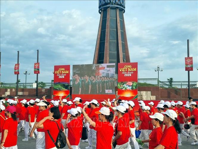 Gần 5.000 người dân Thái Nguyên tham gia chương trình đi bộ “Cùng Việt Nam tiến bước 2026”. Ảnh: Thu Hằng - TTXVN