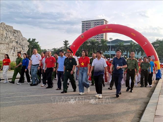 Gần 5.000 người dân Thái Nguyên tham gia chương trình đi bộ “Cùng Việt Nam tiến bước 2026”. Ảnh: Thu Hằng - TTXVN
