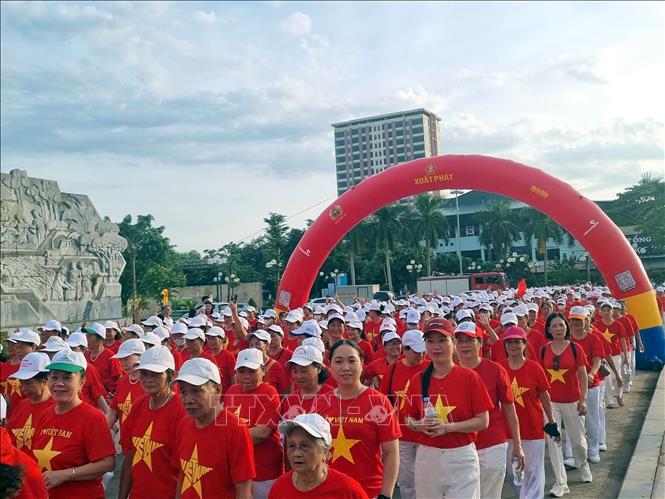 Gần 5.000 người dân Thái Nguyên tham gia chương trình đi bộ “Cùng Việt Nam tiến bước 2026”. Ảnh: Thu Hằng - TTXVN