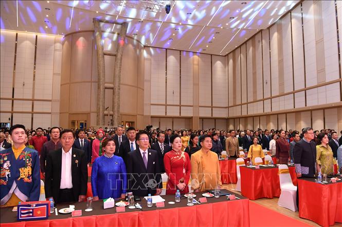 Các đại biểu tham dự buổi lễ thực hiện nghi thức chào cờ. Ảnh: Phạm Hải - P/v TTXVN tại Thái Lan