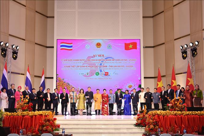 Tổng Lãnh sự Việt Nam tại Khon Kaen Đinh Hoàng Linh cùng các vị khách mời, đại diện kiều bào nâng ly chúc mừng. Ảnh: Phạm Hải - P/v TTXVN tại Thái Lan