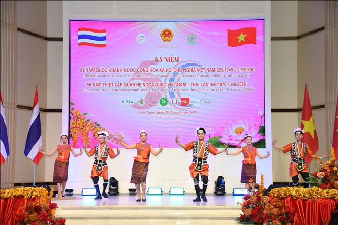 Các nghệ sĩ Thái Lan biểu diễn điệu múa truyền thống. Ảnh: Phạm Hải - P/v TTXVN tại Thái Lan