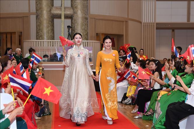 Các thí sinh Cuộc thi Người đẹp áo dài Việt Nam - Thái Lan lần thứ nhất, năm 2026 trình diễn áo dài tại Lễ kỷ niệm. Ảnh: Phạm Hải - P/v TTXVN tại Thái Lan