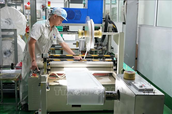 Dây truyền sản xuất tại Công ty cổ phần Sản xuất và Xuất nhập khẩu Bao bì Thăng Long (phường Từ Sơn), Bắc Ninh. Ảnh: Đồng Thúy- TTXVN
