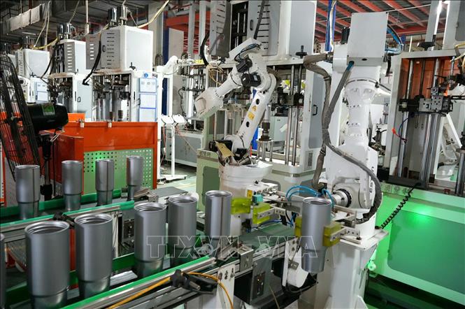 Robot tự động vận hành trên dây chuyền sản xuất của Công ty TNHH CAYI Technology Việt Nam, Khu công nghiệp Yên Phong II-C, tỉnh Bắc Ninh. Ảnh: Đồng Thúy- TTXVN
