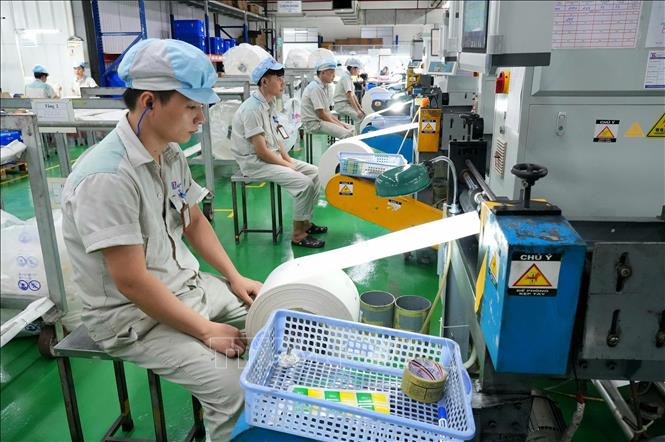 Dây truyền sản xuất tại Công ty cổ phần Sản xuất và Xuất nhập khẩu Bao bì Thăng Long (phường Từ Sơn), Bắc Ninh. Ảnh: Đồng Thúy- TTXVN