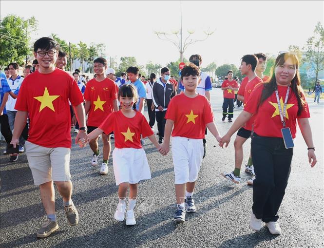 Các gia đình cho con em cùng tham gia chương trình. Ảnh: Ánh Tuyết - TTXVN