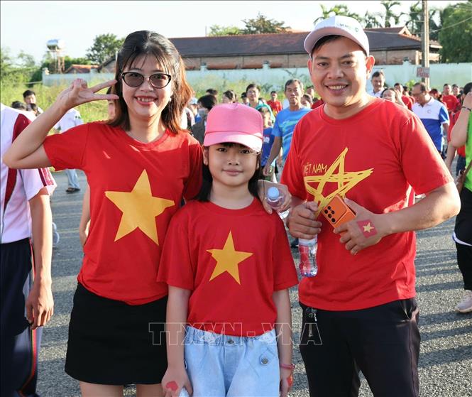 Các gia đình cho con em cùng tham gia chương trình. Ảnh: Ánh Tuyết - TTXVN