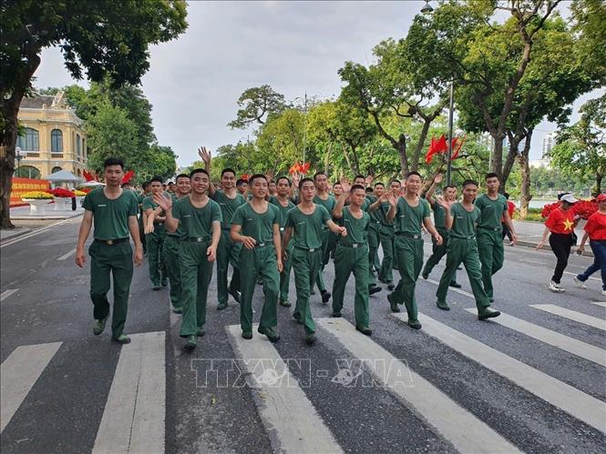 Các chiến sĩ trẻ hưởng ứng sự kiện đi bộ toàn quốc “Cùng Việt Nam tiến bước