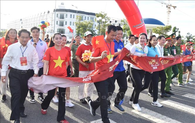 Không khí hân hoan, phấn khởi trong hoạt động của Chương trình đi bộ “Cùng Việt Nam tiến bước” năm 2026. Ảnh: Hữu Chí - TTXVN