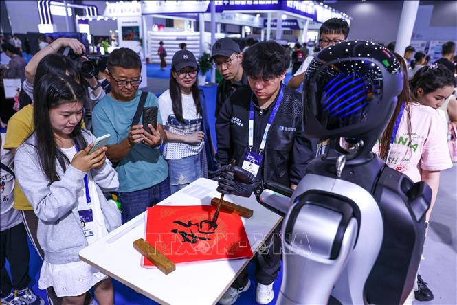 Robot viết thư pháp tại Triển lãm Công nghiệp Dữ liệu Lớn Quốc tế 2026 ở Quý Châu, Trung Quốc. Ảnh: THX/TTXVN phát