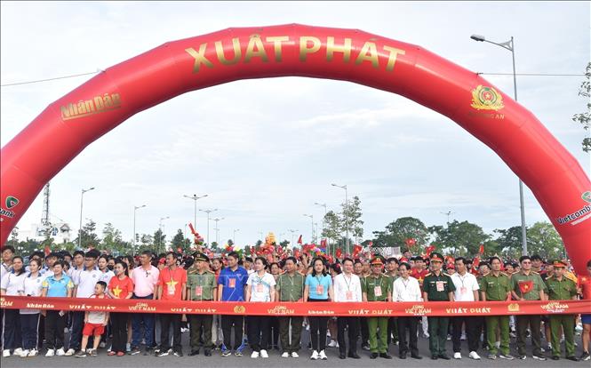 Nghi thức chuẩn bị trước giờ xuất phát. Ảnh: Hữu Chí - TTXVN