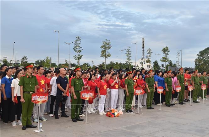 Các đơn vị tham gia Chương trình đi bộ “Cùng Việt Nam tiến bước” năm 2026  trước giờ xuất phát. Ảnh: Hữu Chí - TTXVN