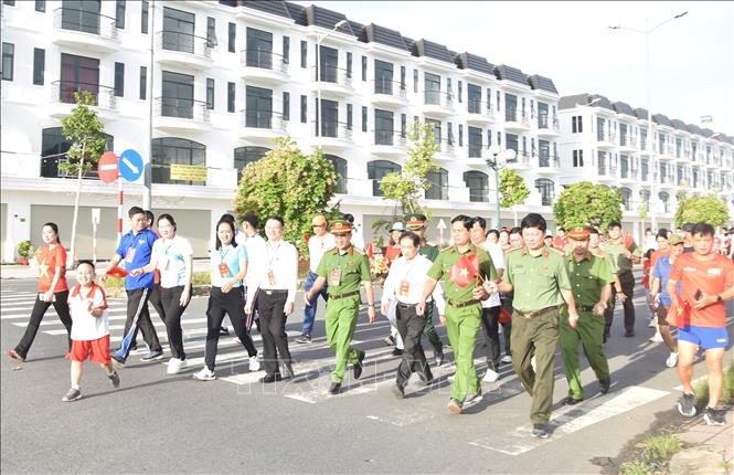 Hưởng ứng hoạt động đi bộ, góp phần hiện thực hóa mục tiêu chung: 10 tỷ bước xanh của chiến dịch. Ảnh: Hữu Chí - TTXVN