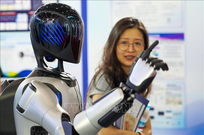 Robot tương tác với khách tham quan tại Triển lãm Xuất bản Kỹ thuật số Quốc tế ở Sơn Đông, Trung Quốc, ngày 27/8/2026. Ảnh: THX/TTXVN phát