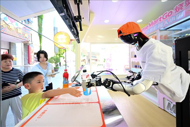 Robot giao nước cho khách hàng tại một cửa hàng robot thông minh ở An Huy, Trung Quốc. Ảnh: THX/TTXVN phát