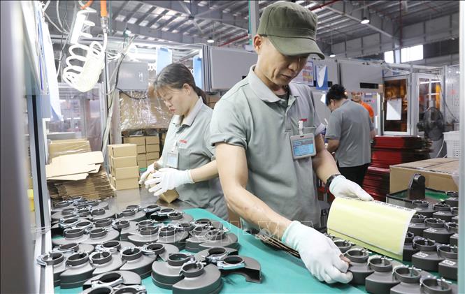 Công nhân Công ty TNHH Keystone Electrical Việt Nam (doanh nghiệp đến từ Trung Quốc, đặt tại Khu công nghiệp Liên Hà Thái, tỉnh Hưng Yên) sản xuất các sản phẩm. Ảnh: Thế Duyệt – TTXVN