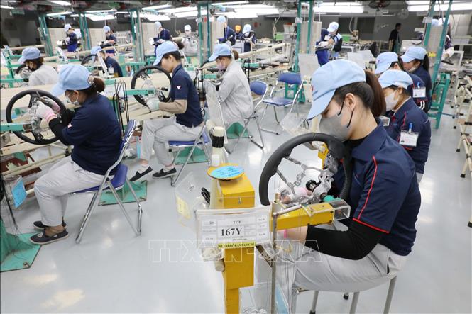 Công nhân Công ty TNHH Toyoda Gosei (doanh nghiệp đến từ Nhật Bản, đặt tại Khu công nghiệp Tiền Hải, tỉnh Hưng Yên) sản xuất các sản phẩm. Ảnh: Thế Duyệt – TTXVN
