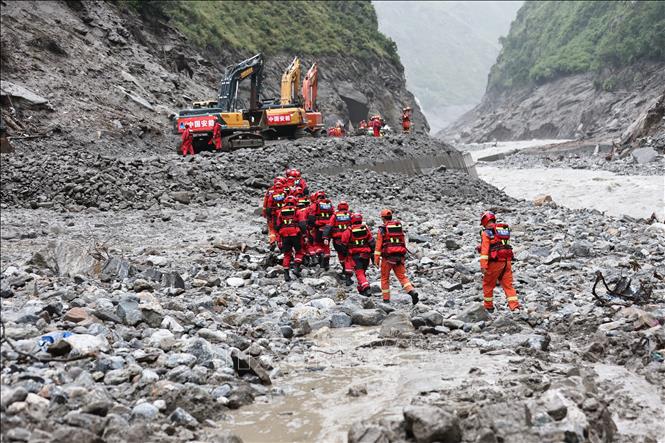 Công tác tìm kiếm, cứu hộ được tiến hành tại hiện trường lũ quét và sạt lở ở Khu tự trị Tây Tạng, Trung Quốc. Ảnh: THX/TTXVN phát
