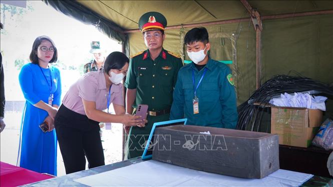 Cán bộ, nhân viên chuyên môn thực hiện số hóa thông tin hài cốt liệt sĩ, góp phần phục vụ công tác quản lý, lưu trữ và xác định danh tính liệt sĩ. Ảnh: Minh Phú – TTXVN