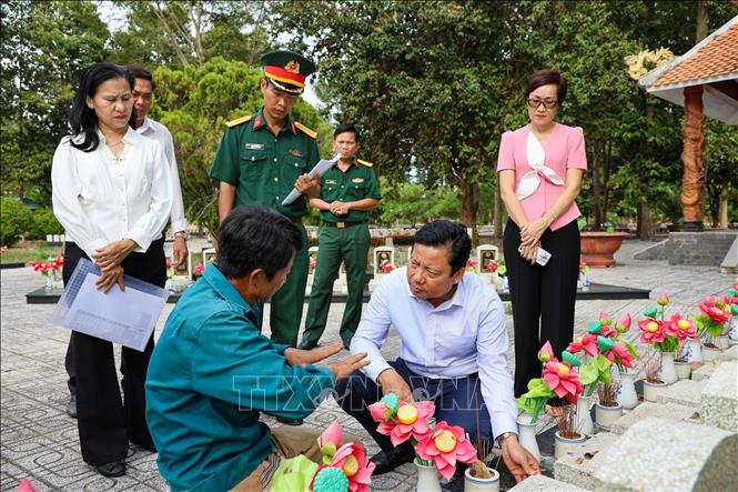 Lãnh đạo tỉnh Tây Ninh theo dõi, kiểm tra và động viên lực lượng thực hiện nhiệm vụ lấy mẫu sinh phẩm hài cốt liệt sĩ, góp phần bảo đảm tiến độ, chất lượng công tác xác định danh tính liệt sĩ. Ảnh: Minh Phú – TTXVN