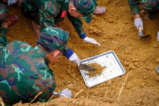 Cán bộ, chiến sĩ Đội K71, Bộ Chỉ huy Quân sự tỉnh Tây Ninh tiến hành đào tìm, quy tập hài cốt liệt sĩ tại khu vực được xác định có thông tin về mộ liệt sĩ. Ảnh: Minh Phú - TTXVN 