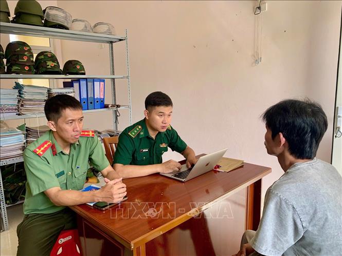 Lực lượng chức năng lấy lời khai của đối tượng về quá trình xuất cảnh sang Campuchia và tìm đường trở về Việt Nam. Ảnh: TTXVN phát