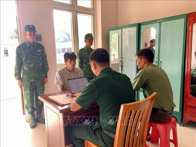 Lực lượng chức năng lấy lời khai của đối tượng về quá trình xuất cảnh sang Campuchia và tìm đường trở về Việt Nam. Ảnh: TTXVN phát