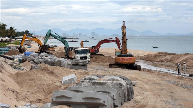 Không khí làm việc trên công trường xây dựng tuyến kè bờ chống xói lở bờ biển Hội An (TP. Đà Nẵng) dài hơn 1,9km. Ảnh: Đỗ Trưởng - TTXVN