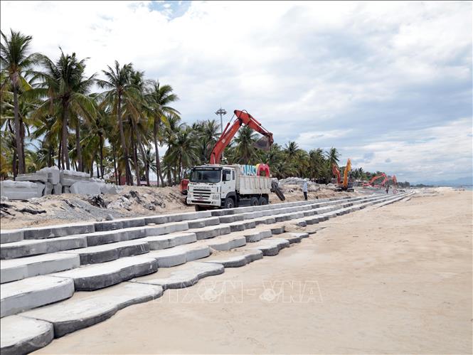 Không khí làm việc trên công trường xây dựng tuyến kè bờ chống xói lở bờ biển Hội An (TP. Đà Nẵng) dài hơn 1,9km. Ảnh: Đỗ Trưởng - TTXVN