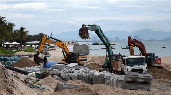 Không khí làm việc trên công trường xây dựng tuyến kè bờ chống xói lở bờ biển Hội An (TP. Đà Nẵng) dài hơn 1,9km. Ảnh: Đỗ Trưởng - TTXVN