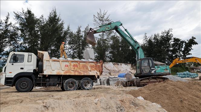 Nhộn nhịp trên công trường xây dựng tuyến kè bờ chống xói lở bờ biển Hội An (TP. Đà Nẵng) dài hơn 1,9km. Ảnh: Đỗ Trưởng - TTXVN