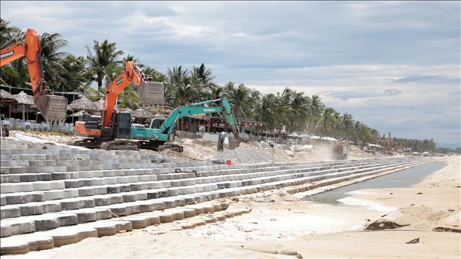 Không khí làm việc trên công trường xây dựng tuyến kè bờ chống xói lở bờ biển Hội An (TP. Đà Nẵng) dài hơn 1,9km. Ảnh: Đỗ Trưởng - TTXVN