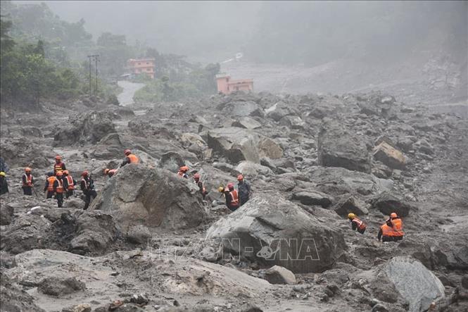 Lực lượng cứu hộ tìm kiếm nạn nhân tại hiện trường lũ quét ở Rasuwa, Nepal. Ảnh: ANI/TTXVN phát