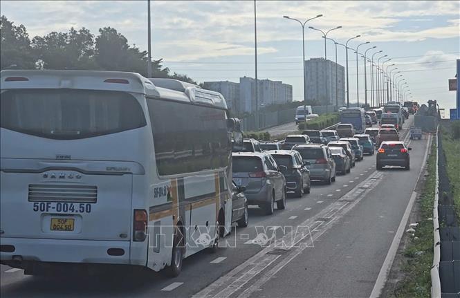 Các phương tiện nối đuôi nhau đoạn từ nút giao An Phú vào đường dẫn lên cao tốc TP. Hồ Chí Minh - Long Thành sáng 30/8 ngày nghỉ lễ thứ hai kỳ nghỉ Quốc khánh 2/9. Ảnh: Hồng Đạt - TTXVN
