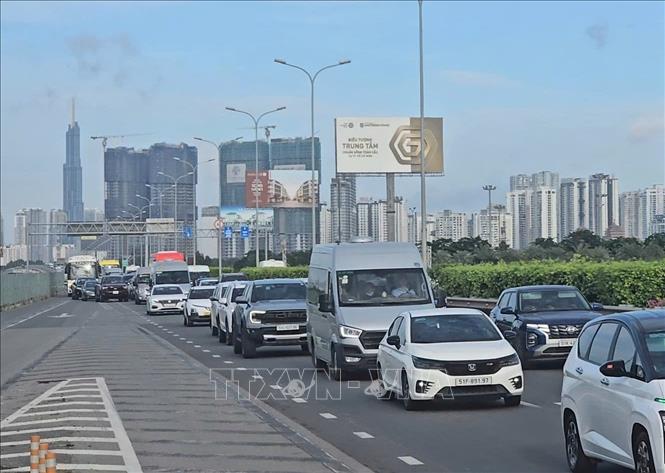 Các phương tiện nối đuôi nhau đoạn từ nút giao An Phú vào đường dẫn lên cao tốc TP. Hồ Chí Minh - Long Thành sáng 30/8 ngày nghỉ lễ thứ hai kỳ nghỉ Quốc khánh 2/9. Ảnh: Hồng Đạt - TTXVN