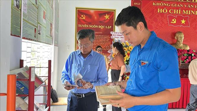 Bí thư Đoàn xã Vĩnh Châu Trương Thành Phát tìm hiểu thông tin về Bác trong “Không gian văn hóa Hồ Chí Minh”. Ảnh: Đức Hạnh - TTXVN
