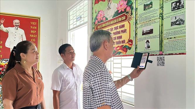 “Không gian văn hóa Hồ Chí Minh” được thành lập tại khắp các phường, xã tạo điều kiện cho việc học và làm theo Bác trong thời đại số. Ảnh: Đức Hạnh - TTXVN