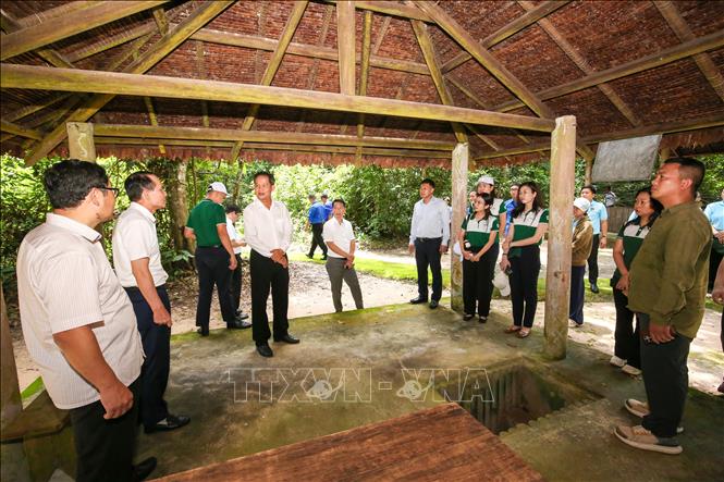 Đoàn tham quan tìm hiểu không gian từng gắn với hoạt động của căn cứ cách mạng Khu di tích Căn cứ Chính phủ Cách mạng lâm thời Cộng hòa miền Nam Việt Nam. Ảnh: Giang Phương - TTXVN