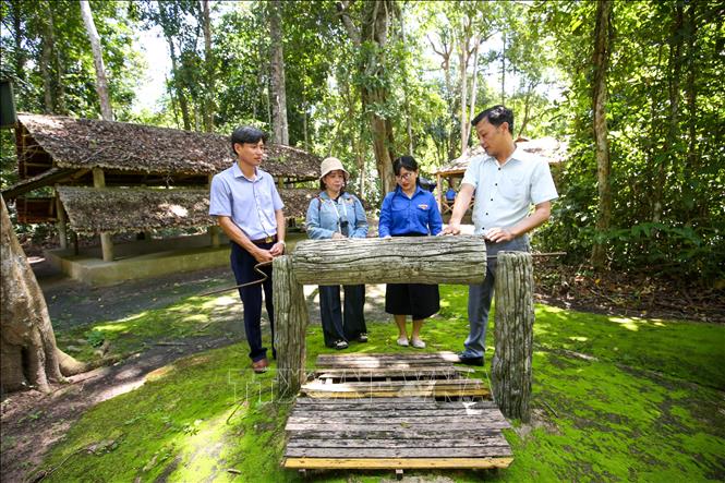 Những hiện vật được phục dựng, lưu giữ tại Khu di tích Căn cứ Chính phủ Cách mạng lâm thời Cộng hòa miền Nam Việt Nam góp phần tái hiện cuộc sống, sinh hoạt và hoạt động cách mạng trong những năm tháng kháng chiến. Ảnh: Giang Phương - TTXVN