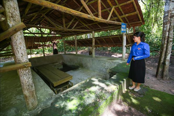 Phó Bí thư Đoàn Thanh niên xã Tân Lập, tỉnh Tây Ninh Nguyễn Thị Thu tìm hiểu Bếp Hoàng Cầm tại Khu di tích Căn cứ Chính phủ Cách mạng lâm thời Cộng hòa miền Nam Việt Nam. Ảnh: Giang Phương - TTXVN