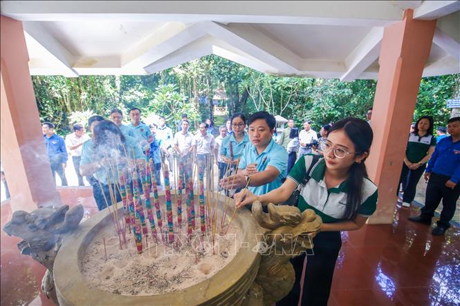 Các đoàn khách đến Khu di tích Căn cứ Chính phủ Cách mạng lâm thời Cộng hòa miền Nam Việt Nam dâng hương, tưởng nhớ và tìm hiểu những dấu tích của một thời kỳ đấu tranh cách mạng. Ảnh: Giang Phương - TTXVN