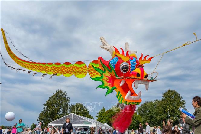 Một con diều khổng lồ tại Lễ hội Thả diều quốc tế ở Riga, Latvia ngày 29/8/2026. Ảnh: THX/TTXVN phát