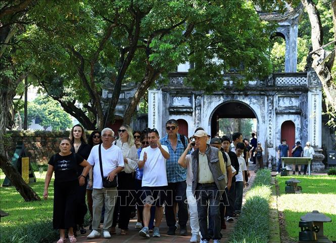 Các du khách nước ngoài tham quan khu di tích Văn Miếu - Quốc Tử Giám. Ảnh: Tuấn Anh - TTXVN