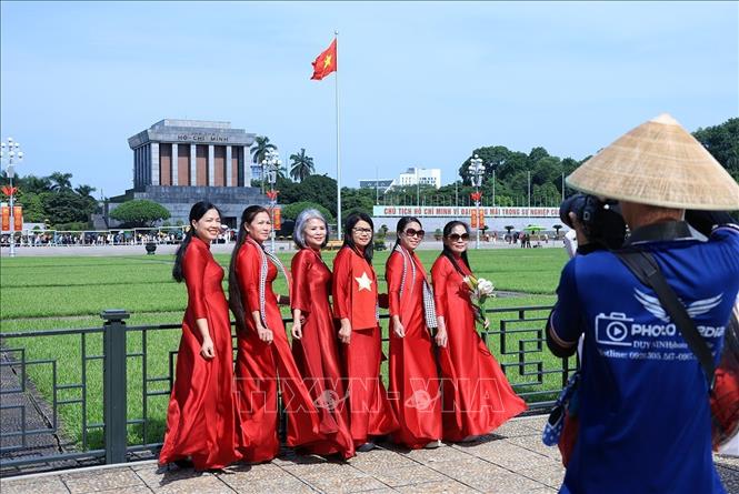 Người dân chụp ảnh lưu niệm trước Lăng Bác. Ảnh: Tuấn Anh - TTXVN