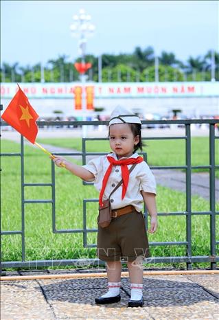 Một em bé chụp ảnh trước Lăng Bác. Ảnh: Tuấn Anh - TTXVN