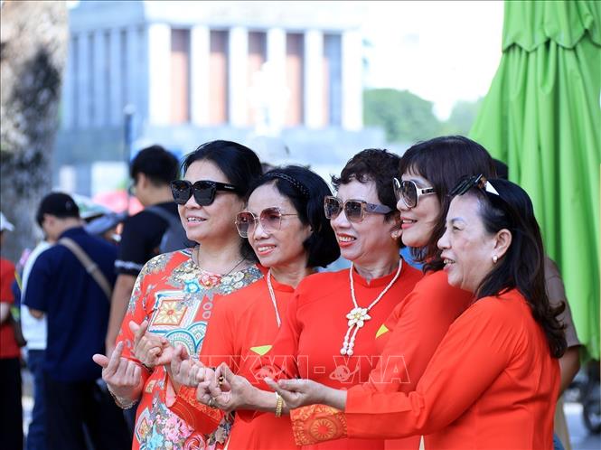 Người dân chụp ảnh lưu niệm tại khu vực Ba Đình. Ảnh: Tuấn Anh - TTXVN