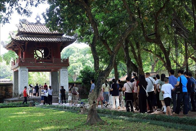 Đông đảo người dân vào tham quan khu Văn Miếu. Ảnh: Tuấn Anh - TTXVN