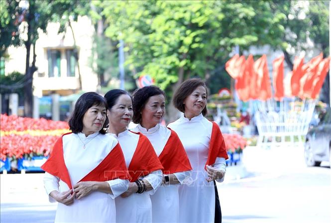 Người dân chụp ảnh lưu niệm trước khu vực cổng Bộ Ngoại giao. Ảnh: Tuấn Anh - TTXVN